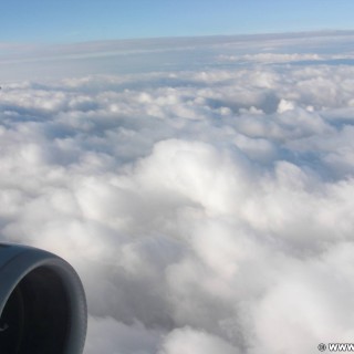 Über den Wolken.... ...Über den Wolken muß die Freiheit wohl grenzenlos sein. Alle Ängste, alle Sorgen, sagt man, blieben darunter verborgen und dann Würde, was und groß und wichtig erscheint, Plötzlich nichtig und klein. 
Da ist schon was dran. Bravo Reinhard Mey.. - Wolken, Wolkendecke