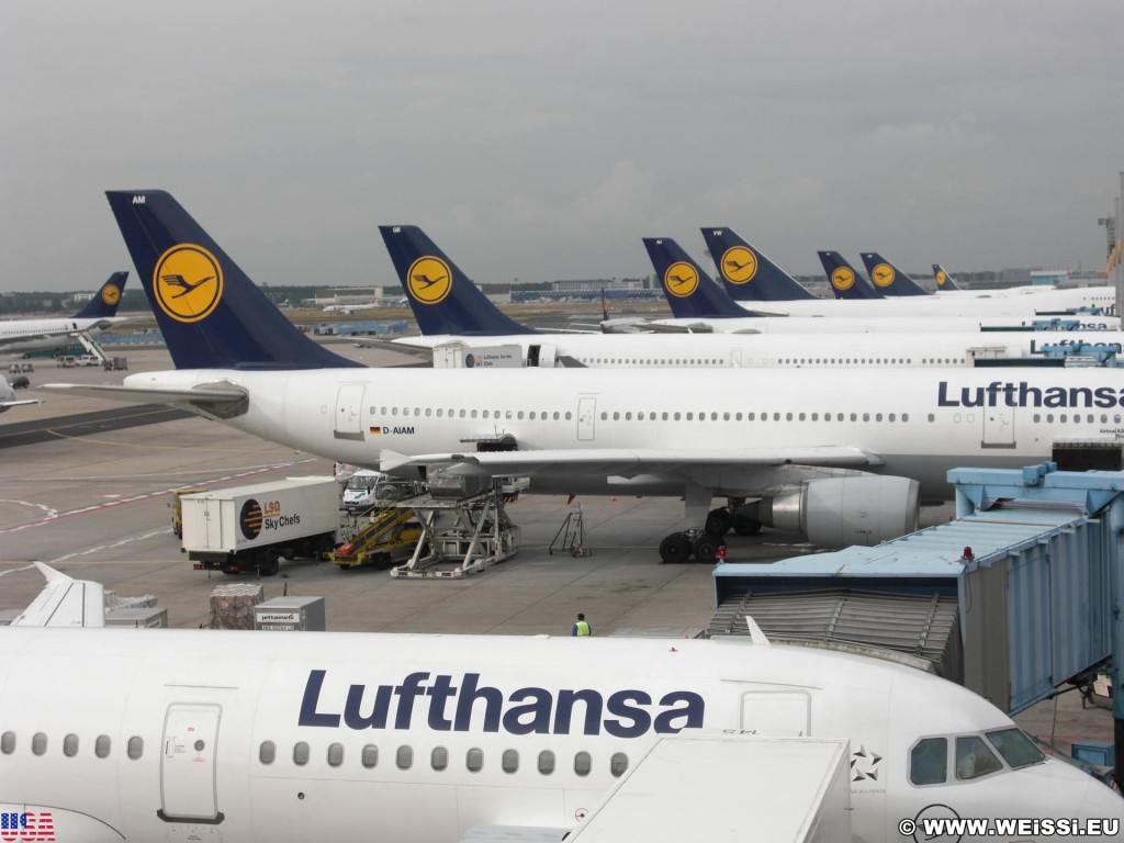 Wir sind nicht die Einzigen. Mehrere Flugzeuge stehen bereit!. - Flughafen, Flugzeug, Frankfurt, Lufthansa, Flugzeuge - (Frankfurt International Airport, Frankfurt am Main, Hessen, Deutschland)
