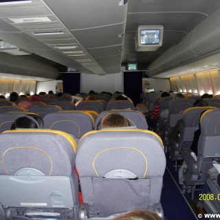 Wir waren nicht die Einzigen im Flugzeug.. Leider mussten wir dieses mit anderen teilen.. - Flugzeugkabine