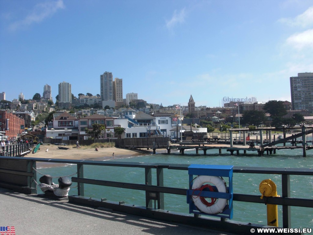 San Francisco. Hyde Street Pier in Richtung Russian Hill blickend.. - Westküste, Fishermans Wharf, San Francisco Maritime National Historical Park, Hyde Street Pier, San Francisco - (Fisherman's Wharf, San Francisco, California, Vereinigte Staaten)