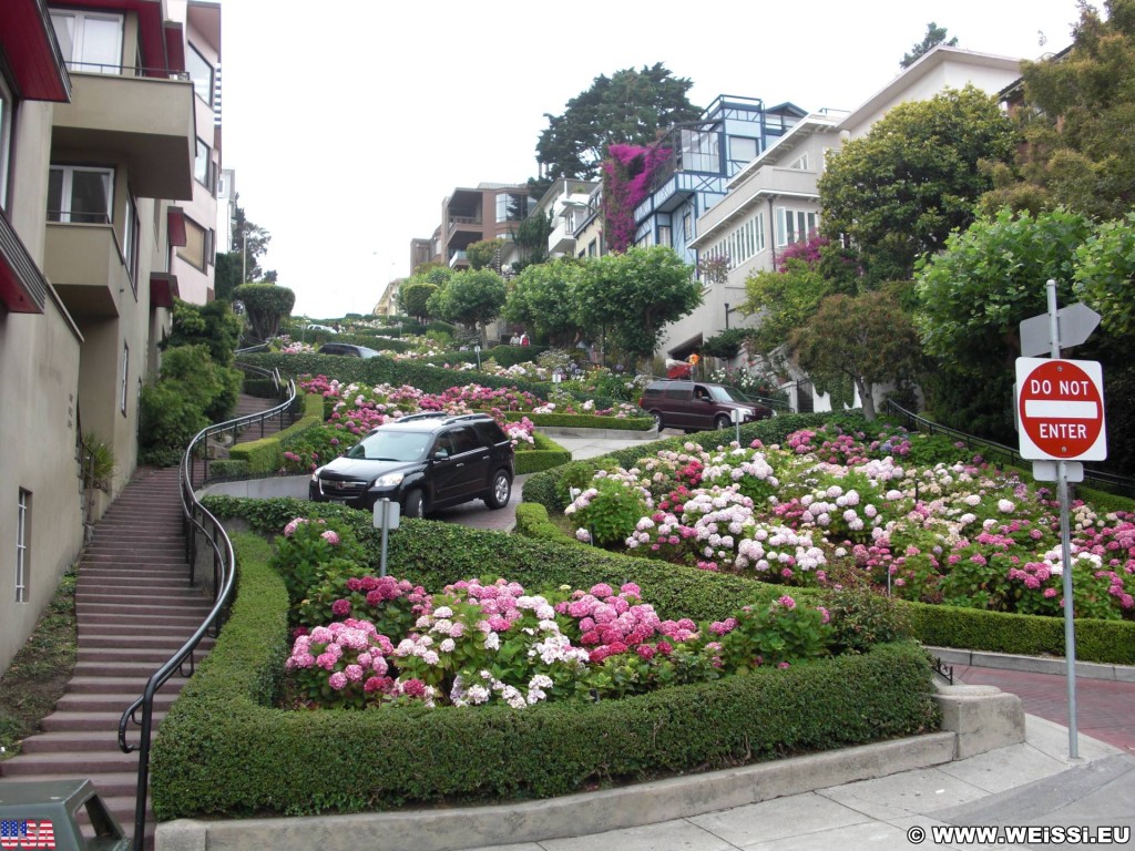 San Francisco. Lombard Street. - Westküste, Einbahnstraße, Gefälle, kurvenreich, Russian Hill Park, Serpentinen, Strasse, Lombard Street, San Francisco - (Russian Hill, San Francisco, California, Vereinigte Staaten)