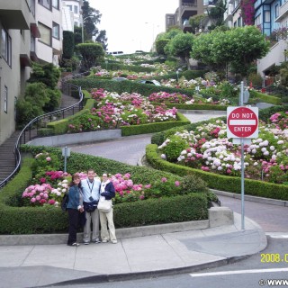 San Francisco. Lombard Street. - Westküste, Einbahnstraße, Gefälle, kurvenreich, Russian Hill Park, Serpentinen, Strasse, Lombard Street, San Francisco, Personen - LUTZER Sandra, WEISSINGER Andreas, WEISSINGER Edeltraud - (Russian Hill, San Francisco, California, Vereinigte Staaten)