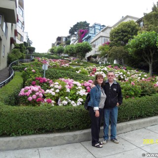 San Francisco. Lombard Street. - Westküste, Einbahnstraße, Gefälle, kurvenreich, Russian Hill Park, Serpentinen, Strasse, Lombard Street, San Francisco, Personen - WEISSINGER Edeltraud, WEISSINGER Erwin - (Russian Hill, San Francisco, California, Vereinigte Staaten)