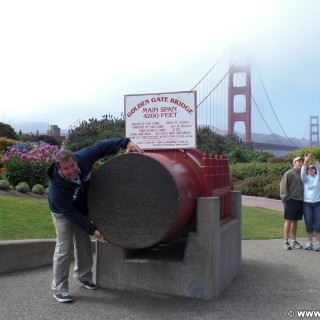 San Francisco. Golden Gate Bridge. - Westküste, Brücke, Golden Gate Bridge, Hängebrücke, San Francisco Bay, Wahrzeichen, Bauwerk, Haupttragseil, Querschnitt Haupttragseile, San Francisco, Personen - WEISSINGER Andreas - (Fort Winfield Scott, San Francisco, California, Vereinigte Staaten)