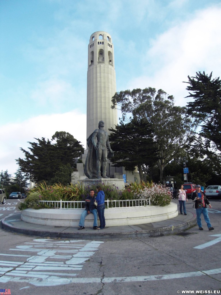 San Francisco. Coit Tower. - Westküste, Coit Tower, Ausblick, Christoph Columbus Statue, Sehenswürdigkeit, Aussichtsturm, Feuerwehrspritze, San Francisco - (Little Italy, San Francisco, California, Vereinigte Staaten)