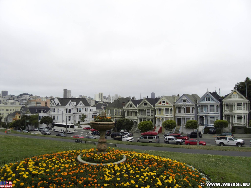 San Francisco. Die Painted Ladies sind bunte, viktorianische Holzhäuser, die im 19. Jahrhundert erbaut wurden.. - Westküste, Gebäude, Architektur, Sehenswürdigkeit, Haus, Alamo Square Park, Painted Ladies, viktorianische Häuser, Alamo Square, San Francisco - (Friendship Village, San Francisco, California, Vereinigte Staaten)