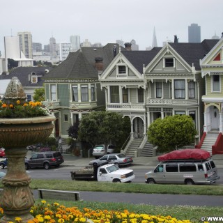 San Francisco. Die Painted Ladies sind bunte, viktorianische Holzhäuser, die im 19. Jahrhundert erbaut wurden.. - Westküste, Gebäude, Architektur, Sehenswürdigkeit, Haus, Alamo Square Park, Painted Ladies, viktorianische Häuser, Alamo Square, San Francisco - (Friendship Village, San Francisco, California, Vereinigte Staaten)