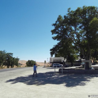 James Dean Memorial at Jack Ranch Cafe. - Tafel, Jack Ranch Cafe, Cholame, James Byron Dean, James Dean Memorial, Personen - WEISSINGER Andreas, WEISSINGER Edeltraud - (Cholame, Shandon, California, Vereinigte Staaten)