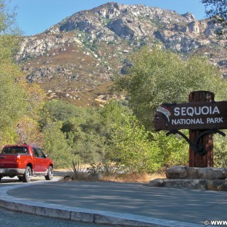 Sequoia National Park. - Schild, Einfahrtsschild, Sequoia Nationalpark, Südeingang - (Hammond, Sequoia National Park, California, Vereinigte Staaten)