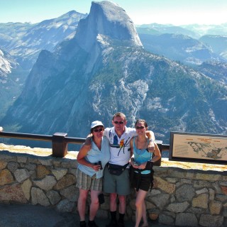 Yosemite National Park. - Landschaft, Panorama, Yosemite Nationalpark, Aussichtspunkt, Half Dome, Glacier Point, Personen - LUTZER Sandra, WEISSINGER Edeltraud, WEISSINGER Erwin - (Curry Village, Yosemite National Park, California, Vereinigte Staaten)