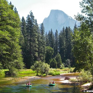 Yosemite National Park. - Yosemite Nationalpark, Yosemite Valley, Merced River, Fluss, Rafting - (Yosemite Village, Yosemite National Park, California, Vereinigte Staaten)