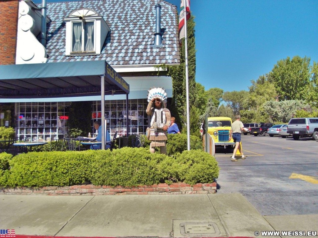 On the road. -  - (J Diamond Trailer and Recreational Vehicle Park, Bishop, California, Vereinigte Staaten)