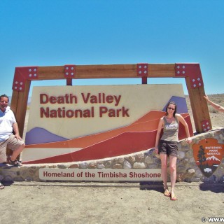 Death Valley National Park. - Schild, Einfahrtsschild, Death-Valley-Nationalpark, Osteingang, Personen - LUTZER Sandra, WEISSINGER Andreas, WEISSINGER Edeltraud - (Lane Mill (historical), Keeler, California, Vereinigte Staaten)