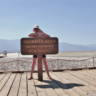 Death Valley National Park. - Schild, Tafel, Death-Valley-Nationalpark, Badwater Basin, Personen - LUTZER Sandra - (Badwater, Death Valley, California, Vereinigte Staaten)