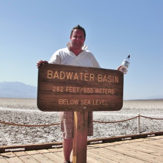 Death Valley National Park. - Schild, Tafel, Death-Valley-Nationalpark, Badwater Basin, Personen - WEISSINGER Andreas - (Badwater, Death Valley, California, Vereinigte Staaten)