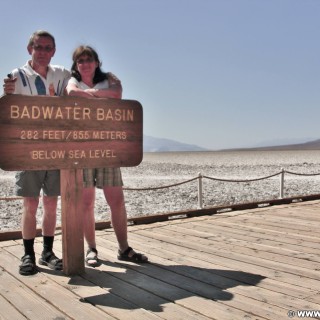 Death Valley National Park. - Schild, Tafel, Death-Valley-Nationalpark, Badwater Basin, Personen - WEISSINGER Edeltraud, WEISSINGER Erwin - (Badwater, Death Valley, California, Vereinigte Staaten)