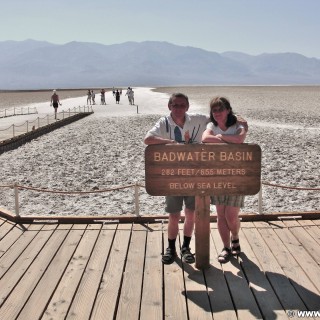 Death Valley National Park. - Schild, Tafel, Death-Valley-Nationalpark, Badwater Basin, Personen - WEISSINGER Edeltraud, WEISSINGER Erwin - (Badwater, Death Valley, California, Vereinigte Staaten)