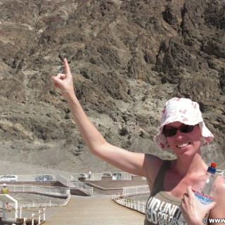 Death Valley National Park. - Schild, Tafel, Death-Valley-Nationalpark, Badwater Basin, Personen - LUTZER Sandra - (Badwater, Death Valley, California, Vereinigte Staaten)