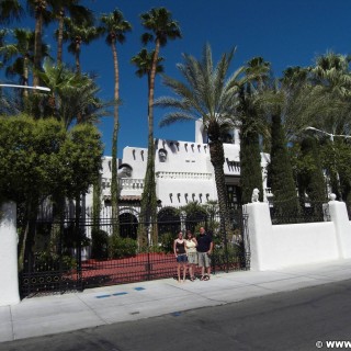 Las Vegas. Las Vegas - Jungle Palace Siegfried & Roy. - Villa, Personen, Las Vegas, Roy Uwe Ludwig Horn, Siegfried Fischbacher, Siegfried und Roy Haus, Zaun, Metallzaun, Siegfried & Roy - LUTZER Sandra, WEISSINGER Andreas, WEISSINGER Edeltraud - (Eastland Heights, Las Vegas, Nevada, Vereinigte Staaten)