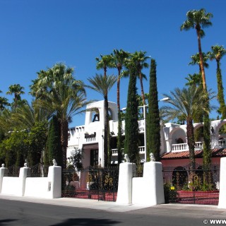 Las Vegas. Las Vegas - Jungle Palace Siegfried & Roy. - Gebäude, Villa, Las Vegas, Roy Uwe Ludwig Horn, Siegfried Fischbacher, Siegfried und Roy Haus, Zaun, Siegfried & Roy, Palmen - (Eastland Heights, Las Vegas, Nevada, Vereinigte Staaten)