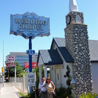 Las Vegas. - Gebäude, Kirche, Werbeschild, Schild, Personen, Las Vegas, A Chapel of Endless Love, Wedding Chapel, Leuchtschild, Mastschild - WEISSINGER Edeltraud, WEISSINGER Erwin - (Las Vegas, Nevada, Vereinigte Staaten)