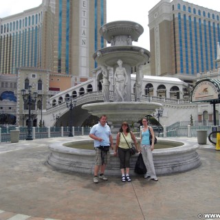 Las Vegas. Venetian Resort Hotel - Las Vegas. - Gebäude, Brücke, Hotel, Personen, Las Vegas, Brunnen, Venetian Resort Hotel, Rialtobrücke - LUTZER Sandra, WEISSINGER Andreas, WEISSINGER Edeltraud - (Bracken, Las Vegas, Nevada, Vereinigte Staaten)