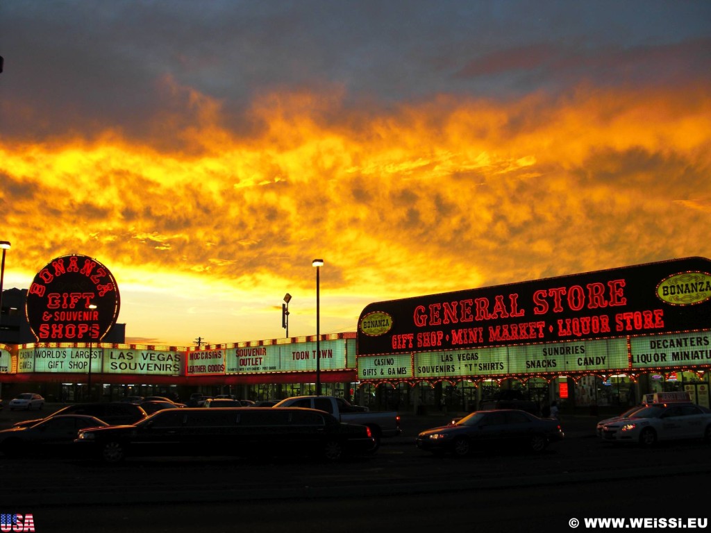 Las Vegas. - General Store, Las Vegas, Leuchtschild, Leuchtschrift, Himmel, Gift Shop - (Winchester, Las Vegas, Nevada, Vereinigte Staaten)