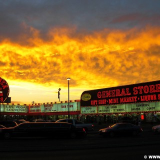 Las Vegas. - General Store, Las Vegas, Leuchtschild, Leuchtschrift, Himmel, Gift Shop - (Winchester, Las Vegas, Nevada, Vereinigte Staaten)