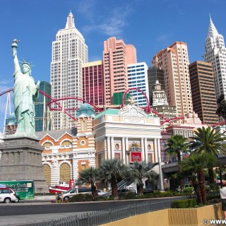 Las Vegas. - Gebäude, Las Vegas, Fassade, New York-New York Hotel und Casino, Hochschaubahn, Achterbahn, Roller coaster, Statue of Liberty, Empire State Building, Chrysler Building - (Bracken, Las Vegas, Nevada, Vereinigte Staaten)