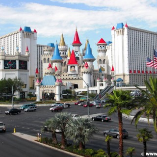 Las Vegas. - Gebäude, Strasse, Hotel, Las Vegas, Turm, Fassade, Autos, Excalibur Hotel, Burg, Türme, Kreuzung - (Bracken, Las Vegas, Nevada, Vereinigte Staaten)