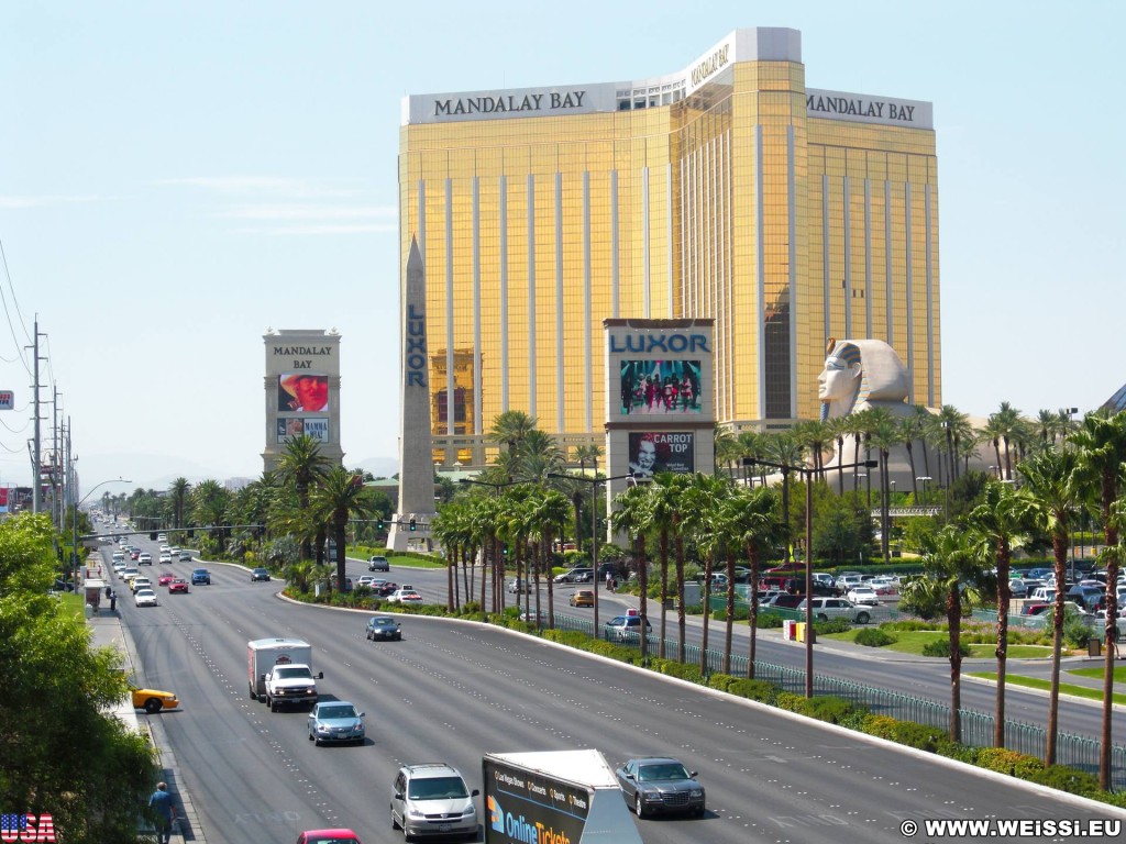 Las Vegas. - Gebäude, Strasse, Werbeschild, Werbeschrift, Las Vegas, Fassade, Autos, Mandalay Bay Resort, Werbeturm, Sphinx - (Bracken, Las Vegas, Nevada, Vereinigte Staaten)