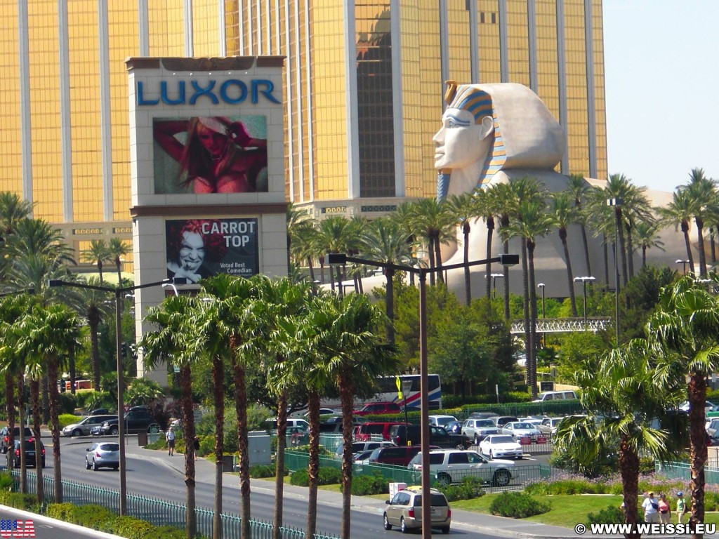 Las Vegas. - Gebäude, Strasse, Werbeschild, Werbeschrift, Las Vegas, Videowall, Fassade, Skulptur, Statue, Mandalay Bay Resort, Werbeturm, Sphinx, Luxor Hotel - (Bracken, Las Vegas, Nevada, Vereinigte Staaten)