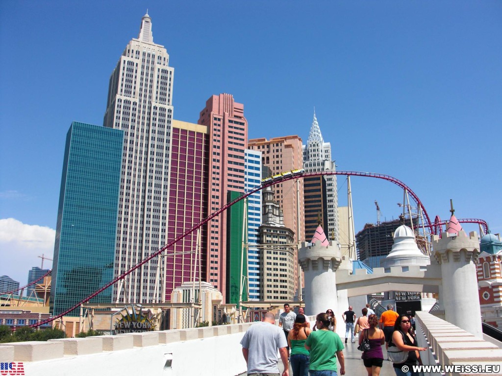 Las Vegas. - Gebäude, Las Vegas, Fassade, New York-New York Hotel und Casino, Hochschaubahn, Achterbahn, Roller coaster, Statue of Liberty, Empire State Building, Chrysler Building - (Bracken, Las Vegas, Nevada, Vereinigte Staaten)