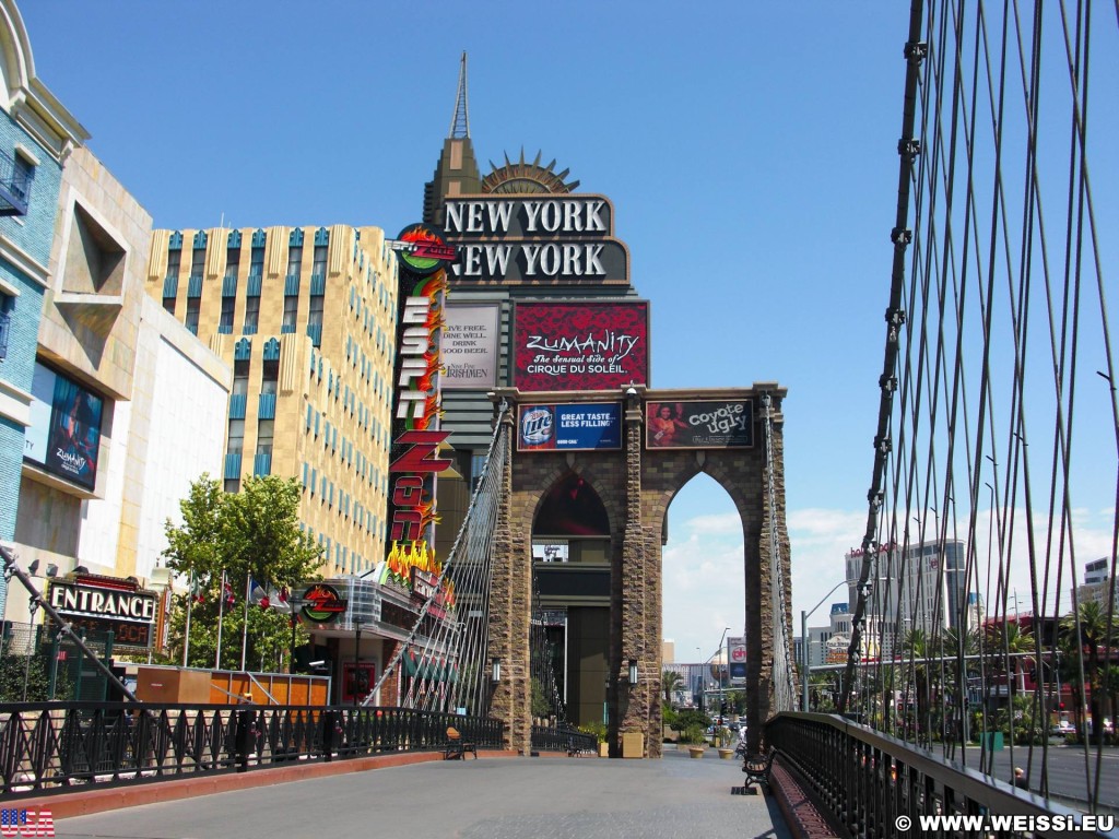 Las Vegas. - Gebäude, Werbeschild, Brücke, Hängebrücke, Las Vegas, Videowall, Fassade, New York-New York Hotel und Casino, Werbeturm, Brooklyn Bridge - (Bracken, Las Vegas, Nevada, Vereinigte Staaten)