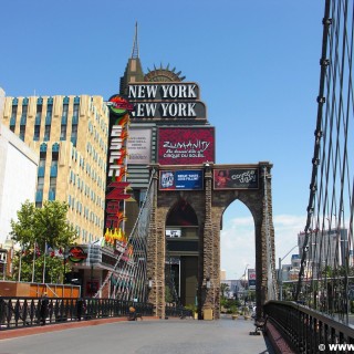 Las Vegas. - Gebäude, Werbeschild, Brücke, Hängebrücke, Las Vegas, Videowall, Fassade, New York-New York Hotel und Casino, Werbeturm, Brooklyn Bridge - (Bracken, Las Vegas, Nevada, Vereinigte Staaten)