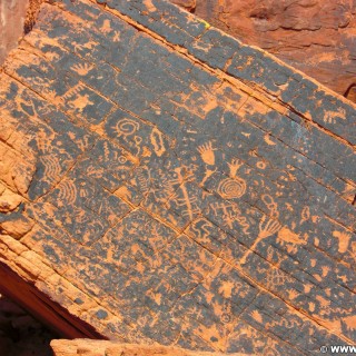 Valley of Fire State Park. Atlatl Rock - Valley of Fire State Park. - Felsen, Felsformation, Valley of Fire State Park, Sandstein, Sandsteinformationen, Erosion, Atlatl Rock, Petroglyphs - (Valley of Fire State Park, Mesquite, Nevada, Vereinigte Staaten)
