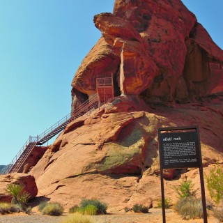 Valley of Fire State Park. Atlatl Rock - Valley of Fire State Park. - Schild, Stiege, Tafel, Ankünder, Felsen, Felsformation, Valley of Fire State Park, Sandstein, Sandsteinformationen, Erosion, Atlatl Rock, Petroglyphs - (Valley of Fire State Park, Mesquite, Nevada, Vereinigte Staaten)