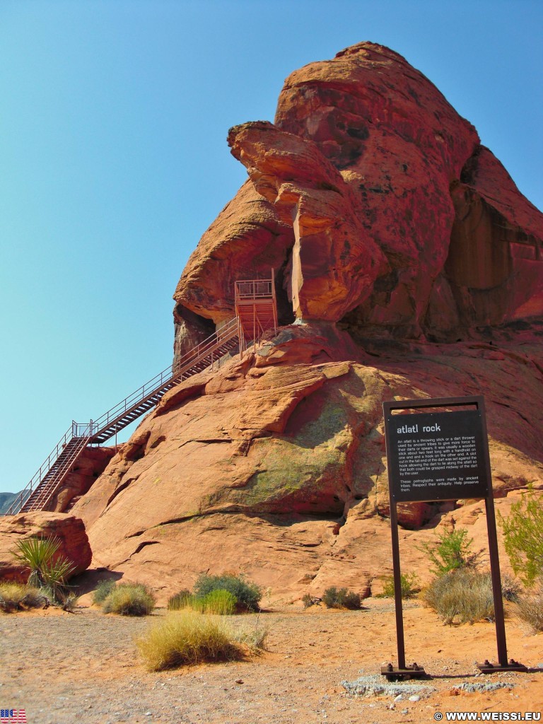 Valley of Fire State Park. Atlatl Rock - Valley of Fire State Park. - Schild, Stiege, Tafel, Ankünder, Felsen, Felsformation, Valley of Fire State Park, Sandstein, Sandsteinformationen, Erosion, Atlatl Rock, Petroglyphs - (Valley of Fire State Park, Mesquite, Nevada, Vereinigte Staaten)