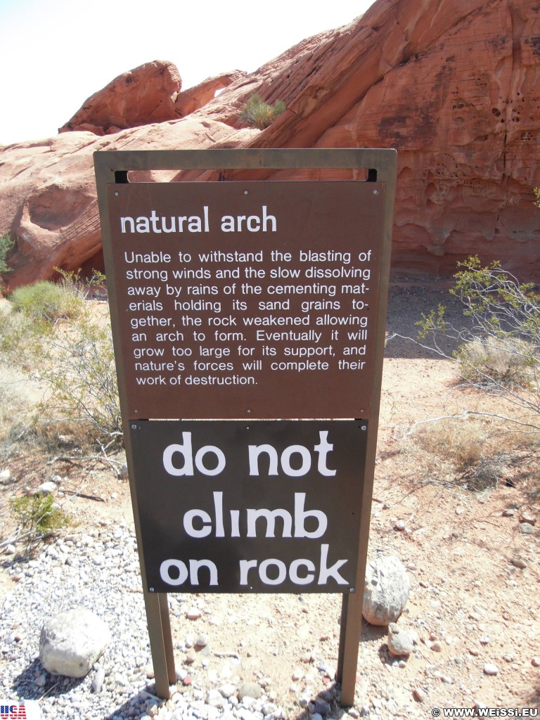 Valley of Fire State Park. Arch Rock - Valley of Fire State Park. - Schild, Tafel, Ankünder, Felsen, Felsformation, Valley of Fire State Park, Sandstein, Sandsteinformationen, Erosion, Arch Rock - (Valley of Fire State Park, Mesquite, Nevada, Vereinigte Staaten)