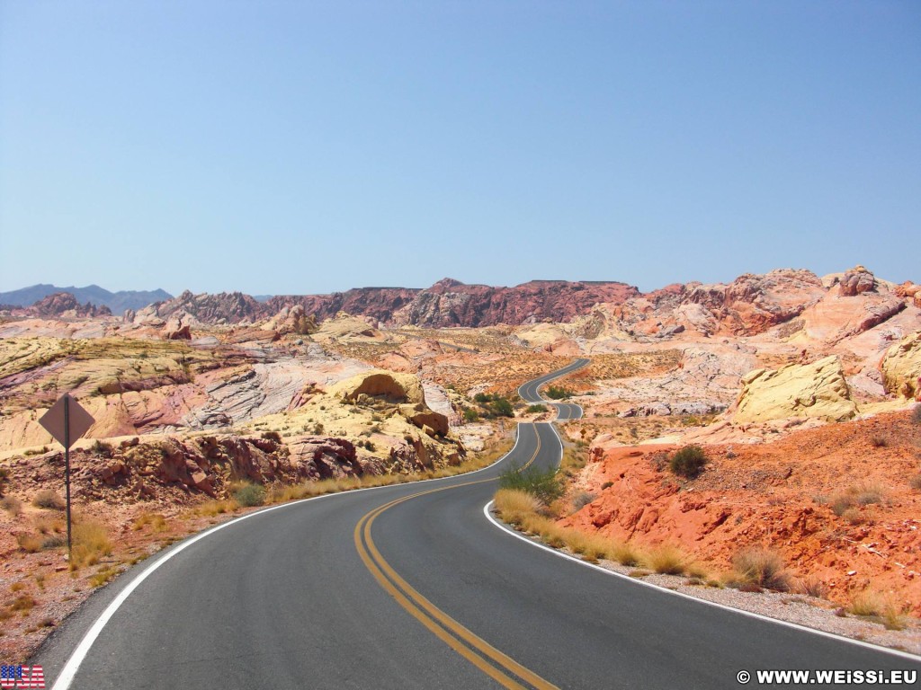 Valley of Fire State Park. Rainbow Vista - Valley of Fire State Park. - Strasse, Landschaft, Felsen, Felsformation, Valley of Fire State Park, Sandstein, Sandsteinformationen, Erosion, Rainbow Vista - (Valley of Fire State Park, Overton, Nevada, Vereinigte Staaten)