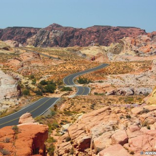 Valley of Fire State Park. Rainbow Vista - Valley of Fire State Park. - Strasse, Landschaft, Felsen, Felsformation, Valley of Fire State Park, Sandstein, Sandsteinformationen, Erosion, Rainbow Vista - (Valley of Fire State Park, Overton, Nevada, Vereinigte Staaten)