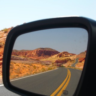 Valley of Fire State Park. - Strasse, Felsen, Felsformation, Rückspiegel, Valley of Fire State Park, Erosion, Spiegel - (Valley of Fire State Park, Overton, Nevada, Vereinigte Staaten)