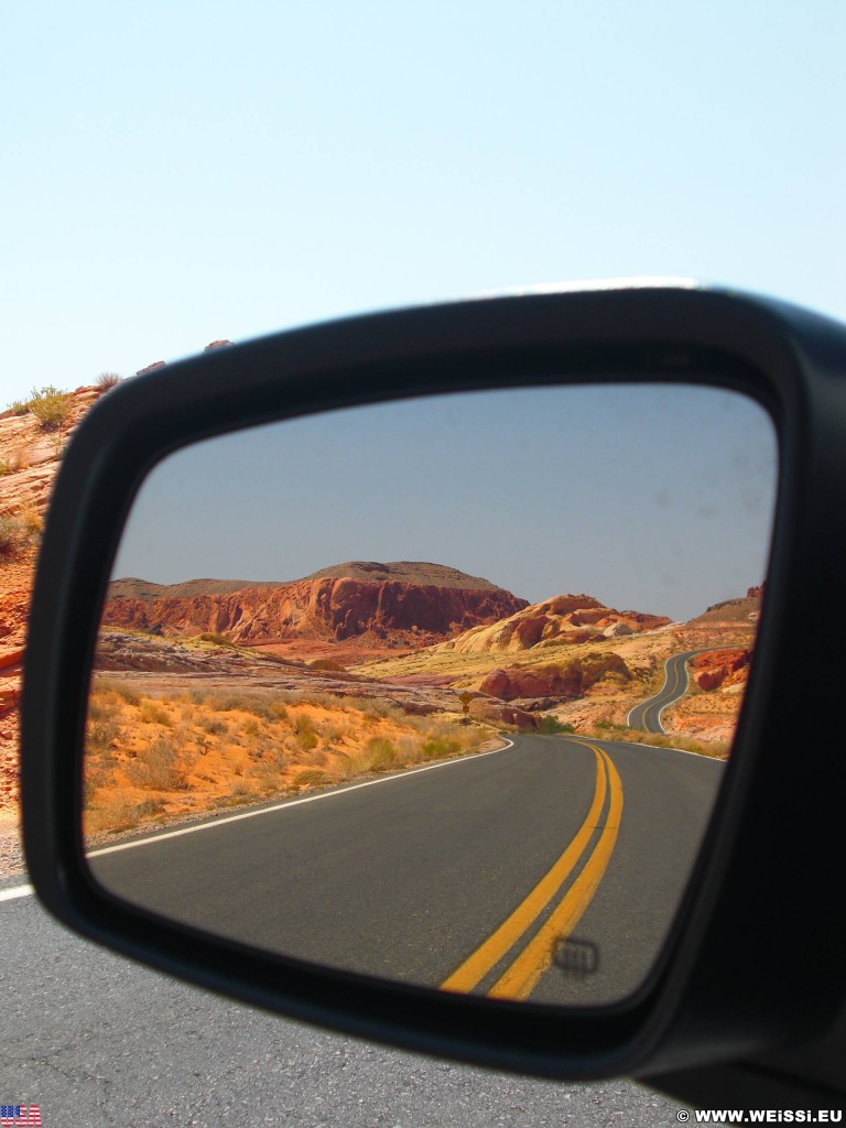 Valley of Fire State Park. - Strasse, Felsen, Felsformation, Rückspiegel, Valley of Fire State Park, Erosion, Spiegel - (Valley of Fire State Park, Overton, Nevada, Vereinigte Staaten)