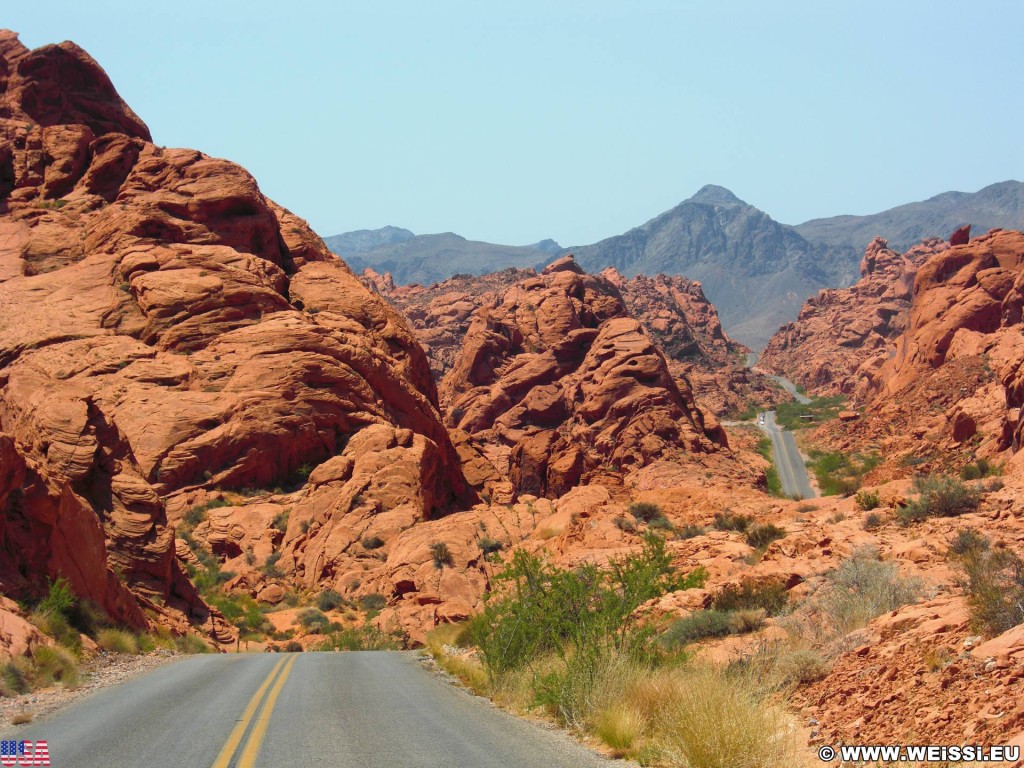 Valley of Fire State Park. - Strasse, Landschaft, Felsen, Felsformation, Valley of Fire State Park, Sandstein, Sandsteinformationen, Erosion - (Valley of Fire State Park, Overton, Nevada, Vereinigte Staaten)