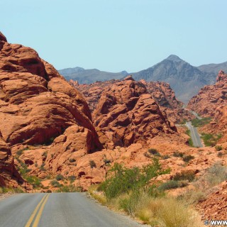 Valley of Fire State Park. - Strasse, Landschaft, Felsen, Felsformation, Valley of Fire State Park, Sandstein, Sandsteinformationen, Erosion - (Valley of Fire State Park, Overton, Nevada, Vereinigte Staaten)