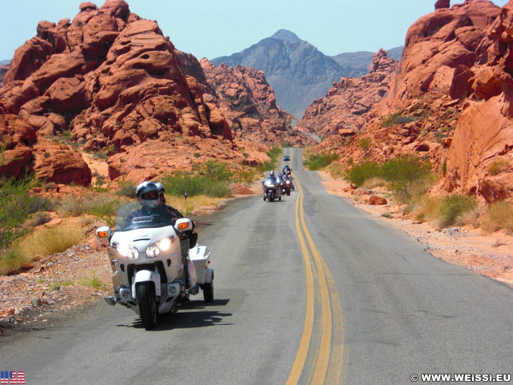 Valley of Fire State Park. - Strasse, Motorrad, Landschaft, Felsen, Felsformation, Bike, Valley of Fire State Park, Sandstein, Sandsteinformationen, Erosion - (Valley of Fire State Park, Overton, Nevada, Vereinigte Staaten)