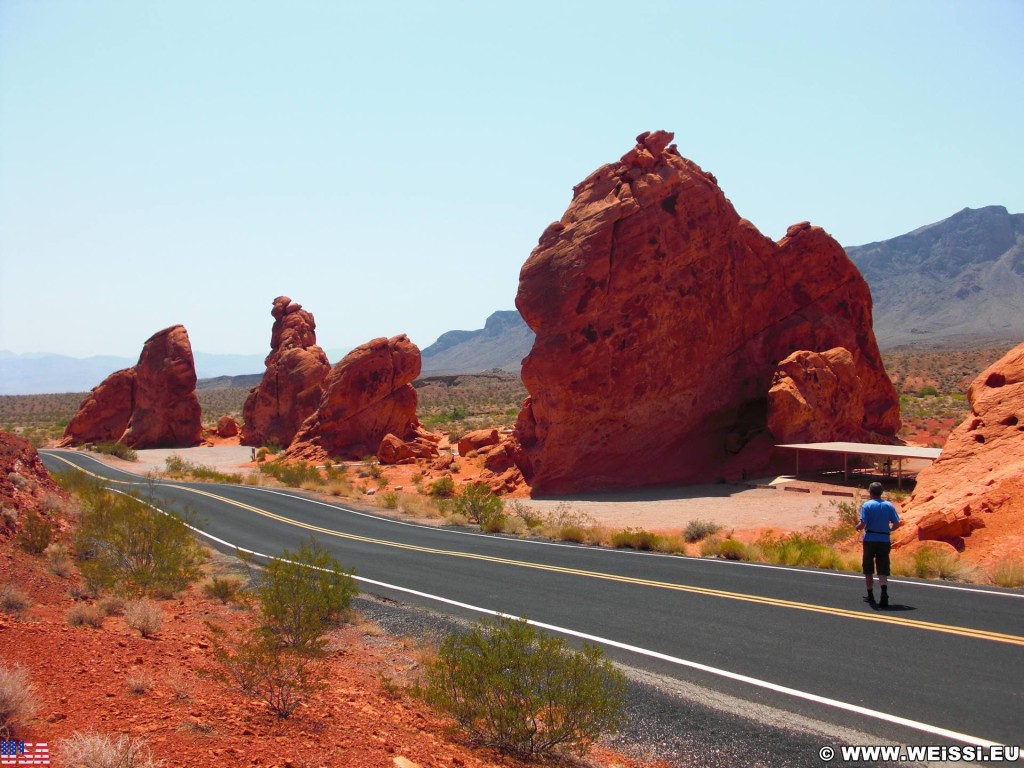 Valley of Fire State Park. Seven Sisters - Valley of Fire State Park. - Strasse, Felsen, Felsformation, Valley of Fire State Park, Sandstein, Sandsteinformationen, Erosion, Seven Sisters - (Valley of Fire State Park, Overton, Nevada, Vereinigte Staaten)