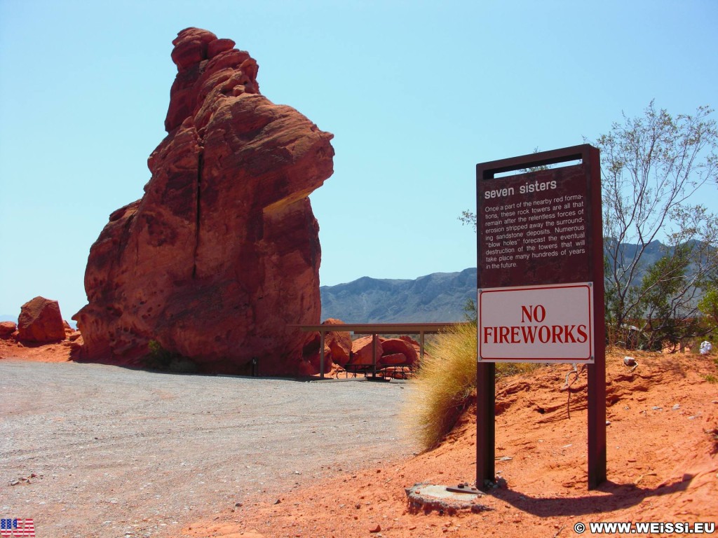Valley of Fire State Park. Seven Sisters - Valley of Fire State Park. - Schild, Tafel, Ankünder, Felsen, Felsformation, Valley of Fire State Park, Sandstein, Sandsteinformationen, Erosion, Seven Sisters - (Valley of Fire State Park, Overton, Nevada, Vereinigte Staaten)