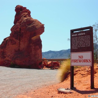 Valley of Fire State Park. Seven Sisters - Valley of Fire State Park. - Schild, Tafel, Ankünder, Felsen, Felsformation, Valley of Fire State Park, Sandstein, Sandsteinformationen, Erosion, Seven Sisters - (Valley of Fire State Park, Overton, Nevada, Vereinigte Staaten)