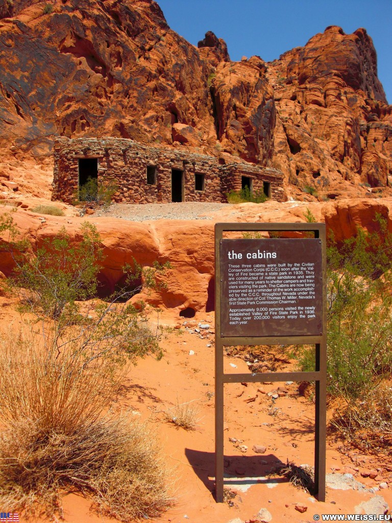 Valley of Fire State Park. The Cabins - Valley of Fire State Park. - Gebäude, Schild, Unterkunft, Haus, Tafel, Ankünder, Felsen, Felsformation, Valley of Fire State Park, Sandstein, Sandsteinformationen, Erosion, The Cabins - (Valley of Fire State Park, Overton, Nevada, Vereinigte Staaten)